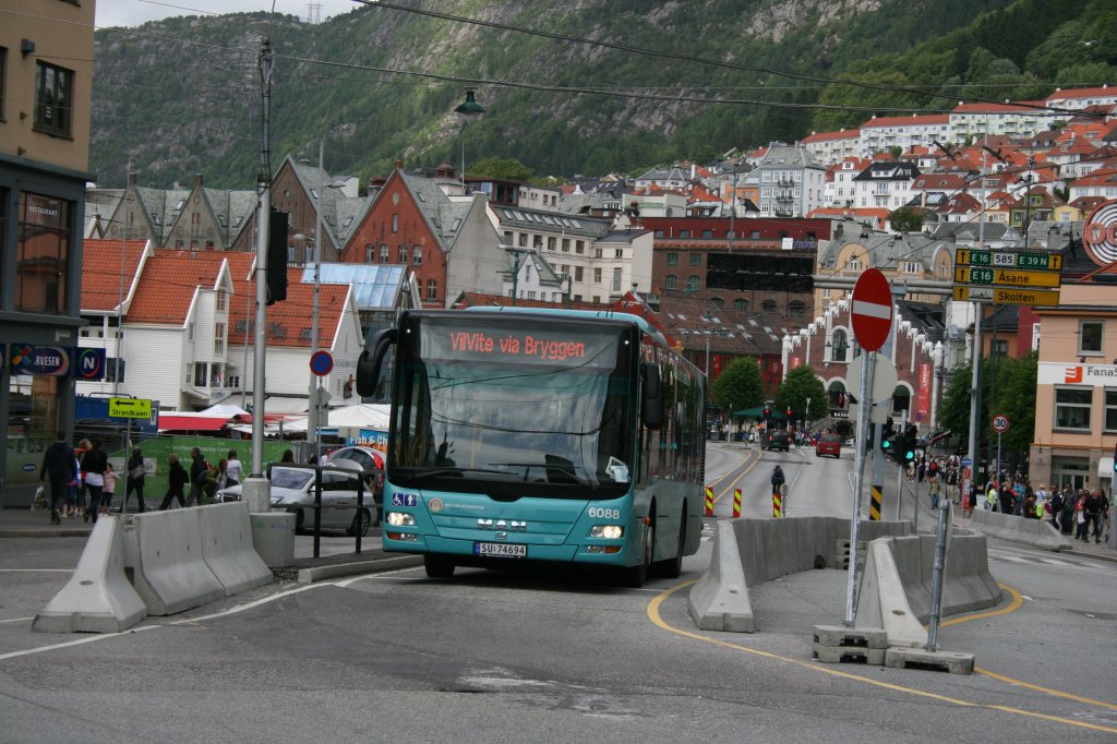 Die wichtigsten Sehenswrdigkeiten Bergens werden in einem 15-Minuten-Takt vom Gratis-Zentrumsbus bedient. Es handelt sich um grne MAN A45, zu sehen hier beim Fischmarkt am 8.7.2010. 