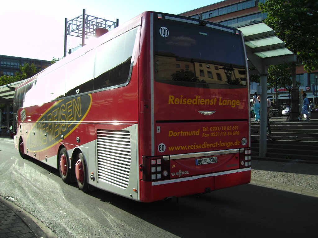 Diese Foto zeigt einen Reisebus der Marke VAN HOL. Die Aufnahme habe ich am 16.07.2010 in Saarbrcken gemacht.