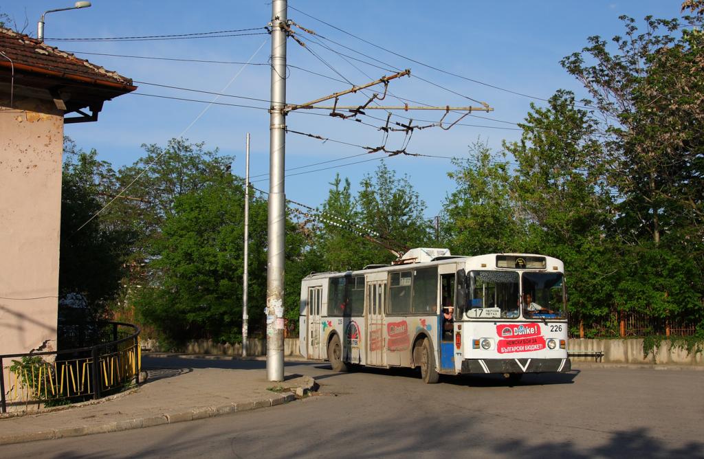 Diese neunzig Grad Kurve nahm der ZIU 9 O-Bus nur im Schritt Tempo, um
nicht aus der Stromfhrung zu rutschen. Gesehen am 5.5.2013 in der bulgarischen
Stadt Pernik.