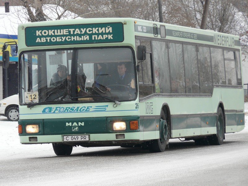Diesen MAN-Niederflur Bus habe ich am 11.11.2009 gesehen. Neunkircher Verkehrs-AG und die alte Wagennummer 223 standen noch dran. Hier fhrt er in Kokshetau auf der Linie A 12.