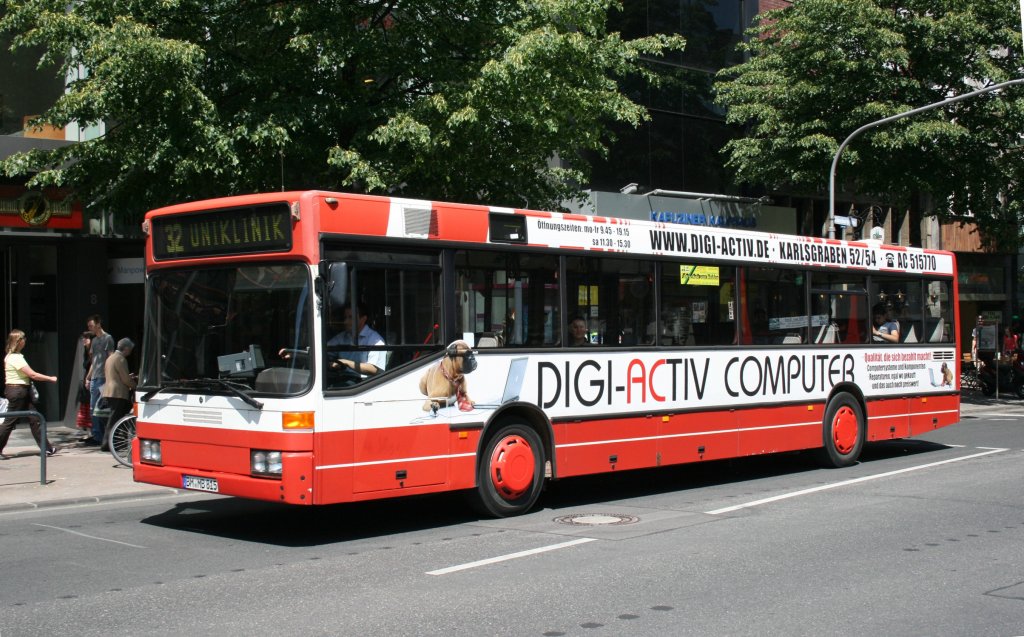 Diesen MB 405 (BM MB 815) mit Werbung fr Digi Activ Computer habe ich am Theaterplatz in Aachen aufgenommen.
4.6.2010
