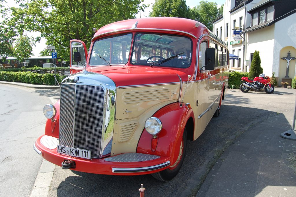 Dieser 90-ziger Mercedes Benz Bus aus dem Jahr 1953 ist bei den Kreiswerken Geilenkirchen im Einsatz fr Sonderfahrten. Hier am 24.5.2010 bei der beliebten Mhlentour, bei der 3 Windmhlen von Schierwaldenrath aus angesteuert werden.