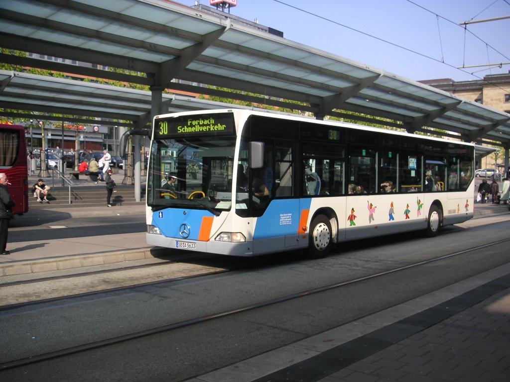 Dieser Citaro fhrt fr die Firma Baron Reisen im Auftrag von Saarbahn und Bus. Der Bus fhrt die Linie 30 nach Forbach und zurck. Auch dieses Foto habe ich am 19.04.2010 in Saarbrcken am Hauptbahnhof gemacht.














