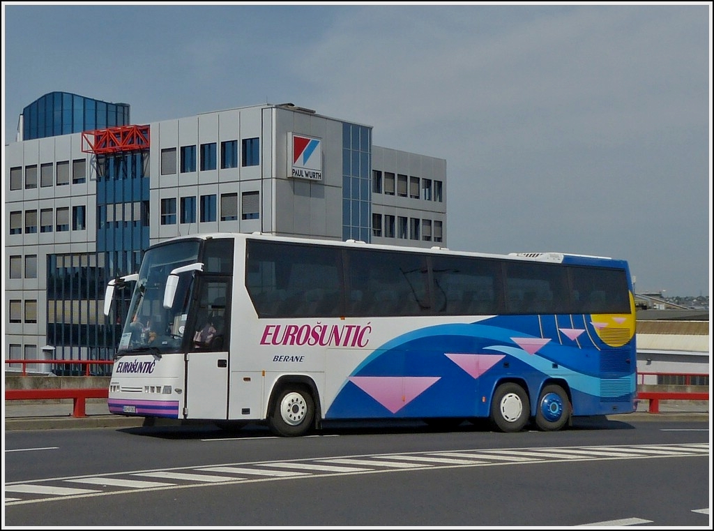 Dieser Drgmller E 330 H/3 EuroComet Reisebus fuhr Nahe des Bahnhofs von Luxemburg an mir vorbei, gesehen am 17.06.2013.