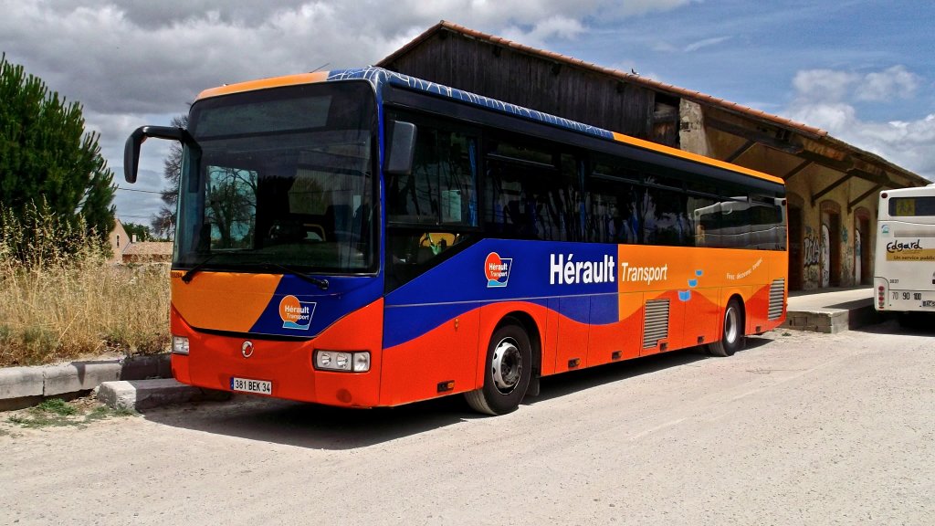 Dieser Irisbus Crossway von Hrault Transport war am 29. Juni 2013 auf einem Busparkplatz in Aigues-Mortes in der Camargue in Sdfrankreich abgestellt.