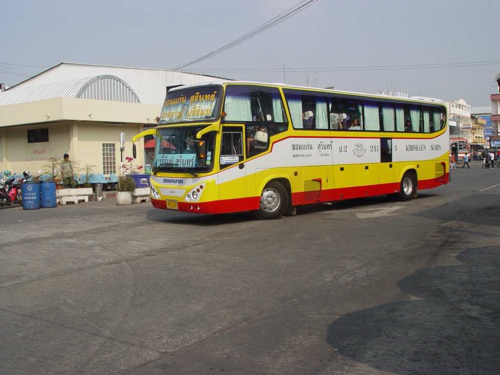 Dieser ISUZU Bus fhrt die Strecke Khonkaen - Surin, hier am 13.02.2011 bei der Ausfahrt vom Busbahnhof in Buri Ram 