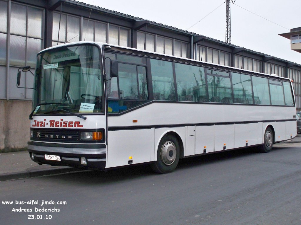 Dieser Jozi Bus  ist auf den Schnienenersatzverkehr von Trier-Luxenburg unterwegs