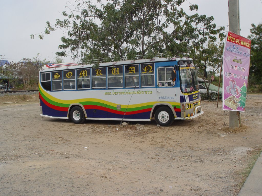 Dieser kleine Bus ist am 15.02.2011 vor einer Schule in der thailndischen Kleinstadt Lamplaimat geparkt.