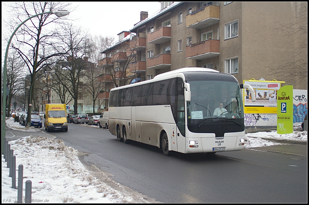 Dieser MAN Lion's Coach fuhr am 04.01.2011 im Schienenersatzverkehr der S-Bahn Berlin GmbH zwischen Hennigsdorf und Berlin-Tegel. Zu wem der Bus gehrt war nirgends am Bus angeschriben (OHV EX 222)
