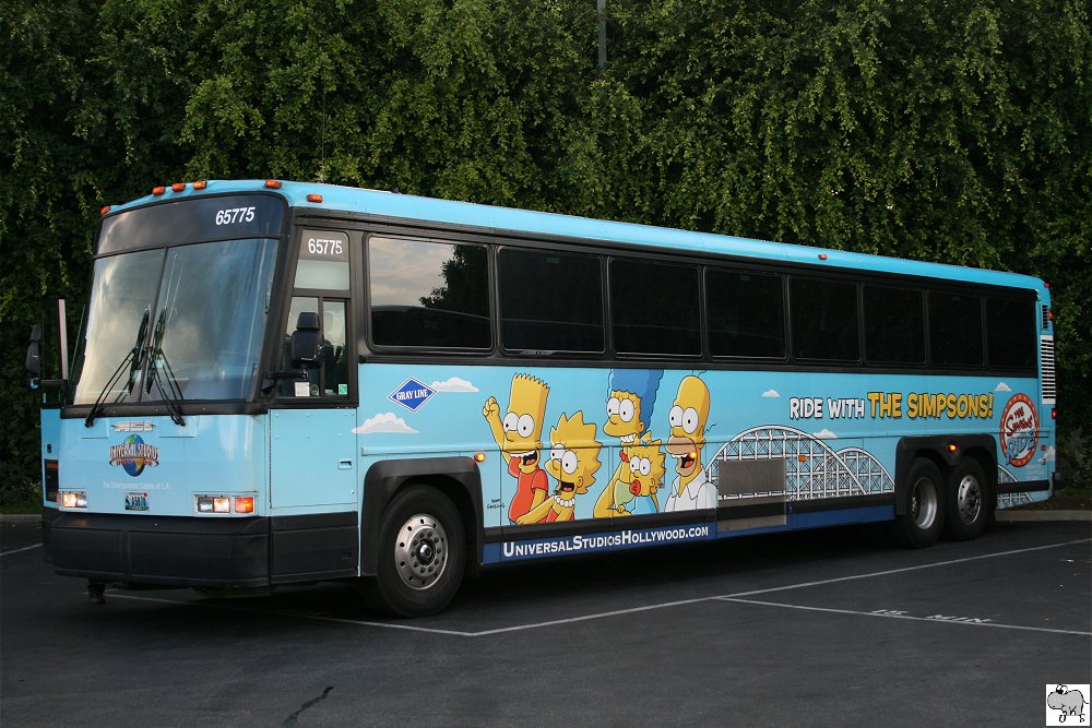 Dieser MCI der D-Serie macht Werbung fr  Ride with the Simpsons  in den Universal Studios in Hollywood / Kalifornien. Aufgenommen wurde er am Abend des 30. September 2011 vor dem Eingang der Universal Studios.