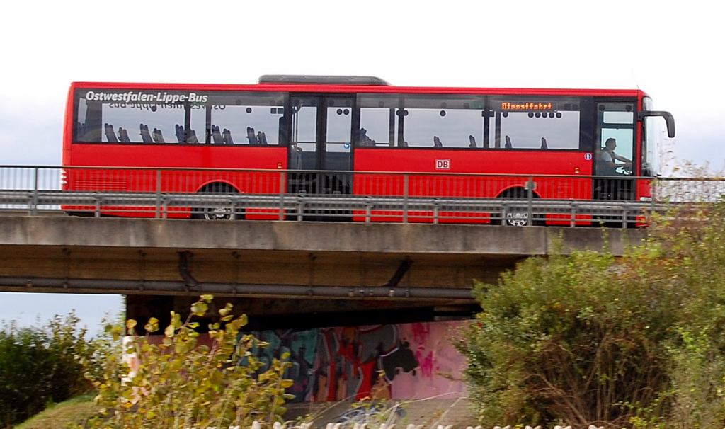 Dieser Mercedes-Bus der Verkehrsgesellschaft DB Regionalverkehr OWL ist auf der Brcke der B 57 N  in Rheindahlen unterwegs. 6.10.2010