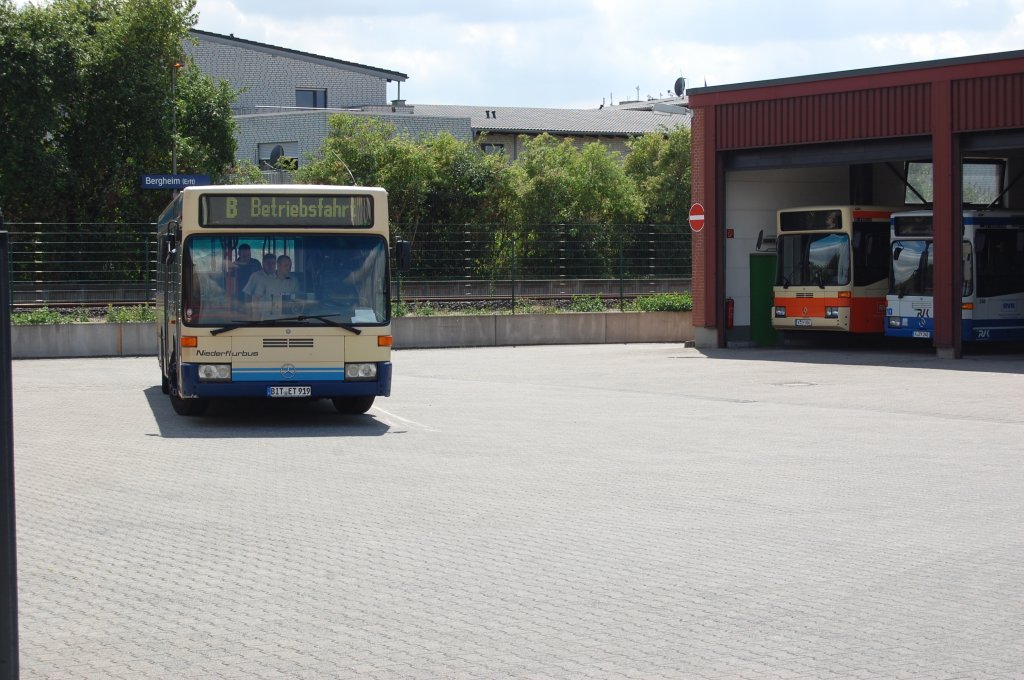 Dieser Mercedes Stadtbus steht auf dem Gelnder der RVK in Bergheim, mit Bitburger Nummernschild und Lackierung der Mbus. Dieses Foto entstand vorm Betriebsgelnde am Busbahnhof. 24.7.2010
