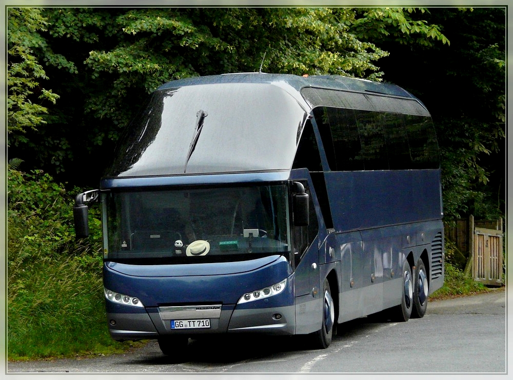Dieser Neoplan Starliner hat eine Ausflugsgruppe zur Markusburg bei Braubach gebracht und wartet nun auf deren Rckkehr von der Burgbesichtigung. 25.06.2011