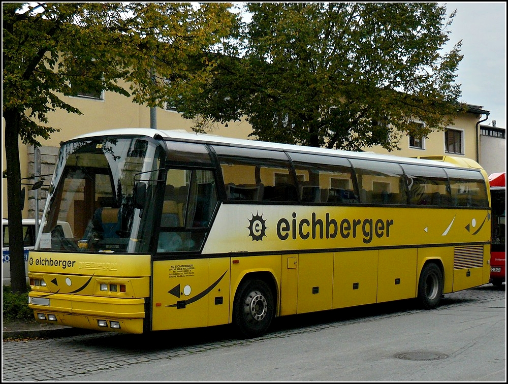 Dieser Neoplanbus wartet in der Nhe des Hbf von Passau auf seinen nchsten Einsatz. 15.09.2010