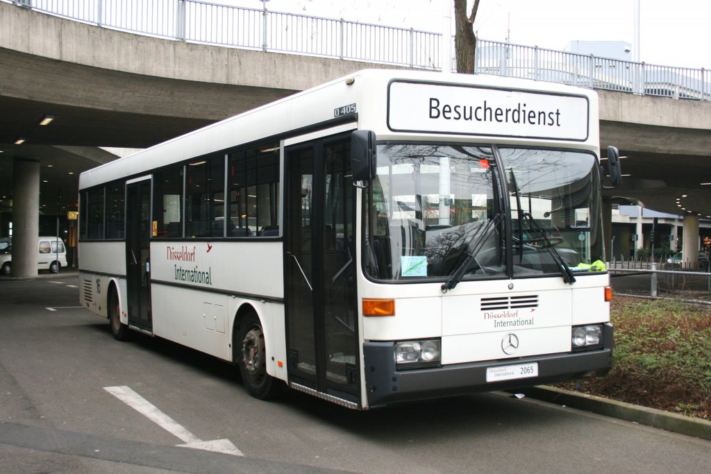 Dieser O 405 wird vom Flughafen Dsseldorf fr Flughafenrundfahrten eingesetzt.
Aufgenommen am Flughafen Dsseldorf,24.1.2010.