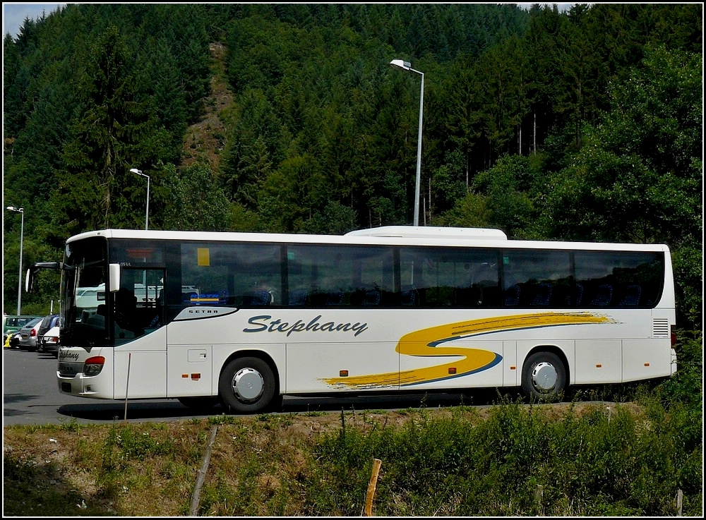Dieser Setra S 415 UL der Firma Stepahny aus Troisvierges steht am 01.08.2010 auf einem Parkplatz in Dasburg-Pont an der deutsch-luxemburgischen Grenze abgestellt.