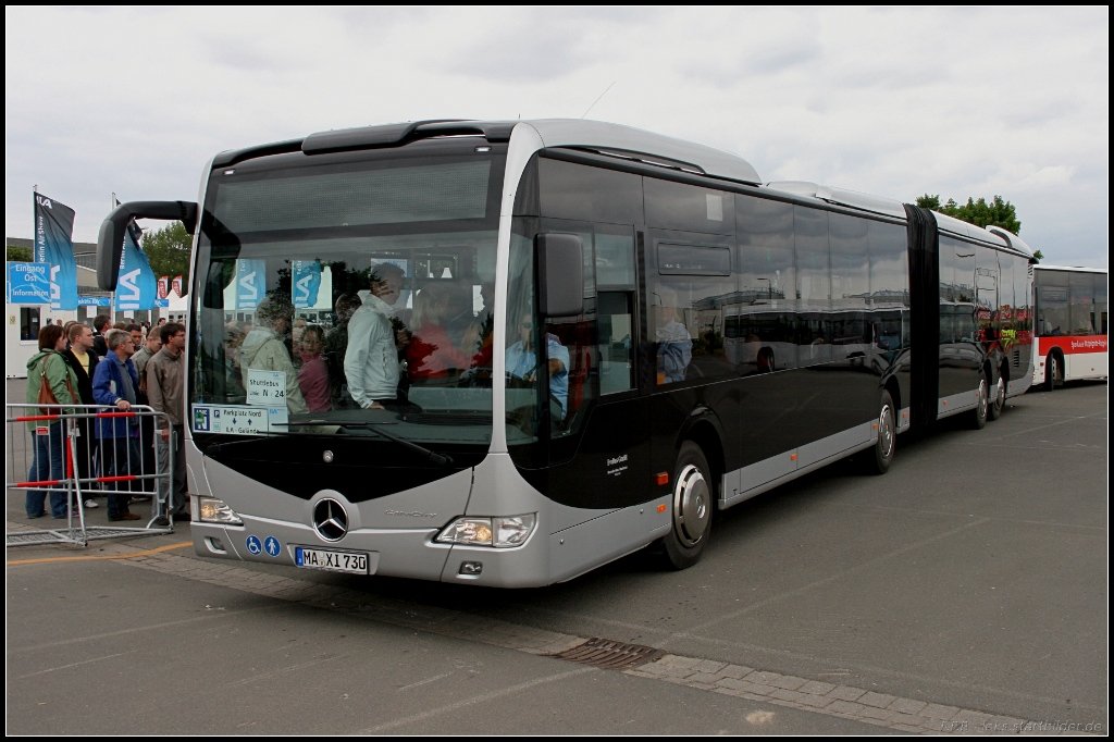 Dieser Vierachser der Fa. EvoBus GmbH mit vier Doppeltren war nur von dieser Seite fotografierbar, hier im Einsatz als Shuttlebus zwischen ILA-Gelnde und Parkpltzen (MA XI 730, Typ O 530 GL CapaCity, gesehen ILA-Bushaltestelle 13.06.2010)
