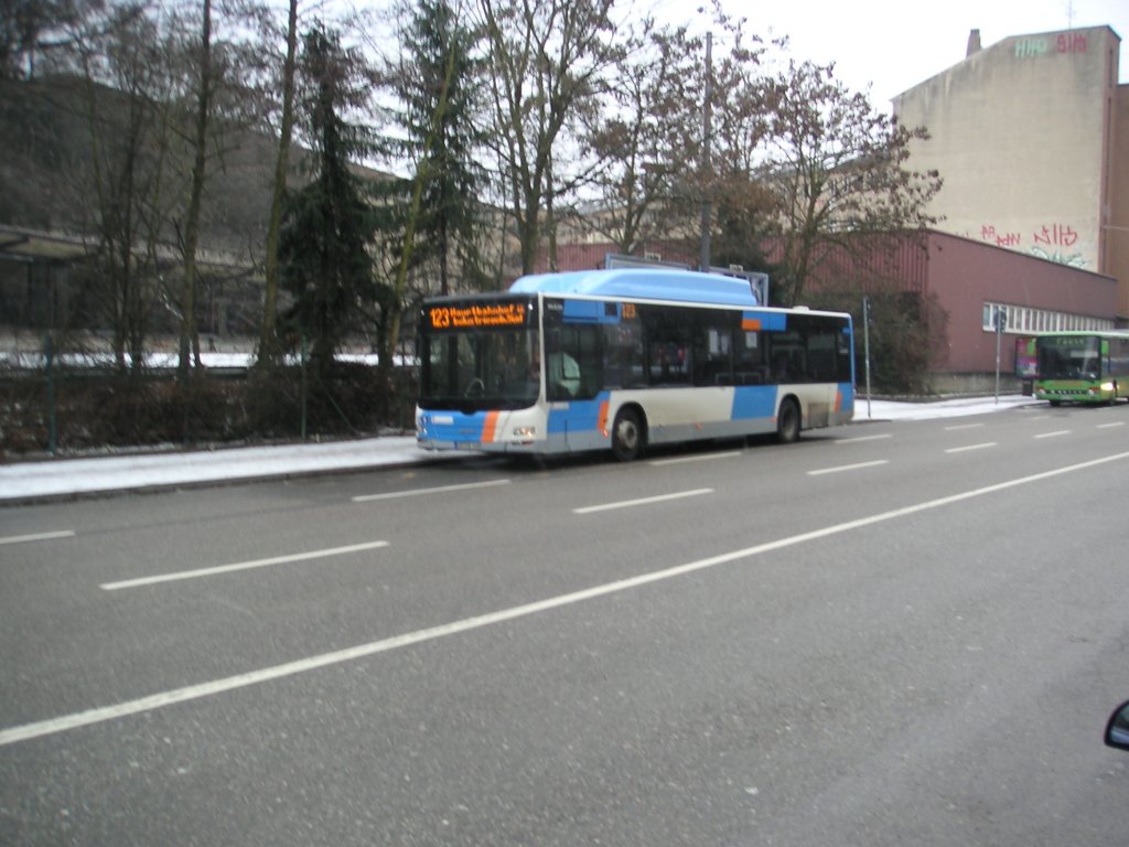 Dieses Foto zeigt einen Bus von Saarbahn und Bus. Der Bus ist ein MAN Lions City. Die Aufnahme des Fotos war in der Saarbrcker Trierer Strae am 11.02.2010