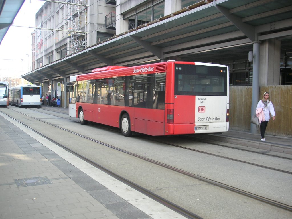 
Dieses Foto zeigt einen MAN-Bus von Saar-Pfalz-Bus. Auch dieses Foto habe ich am 19.04.2010 an der Haltestelle Saarbrcken Hauptbahnhof gemacht.













