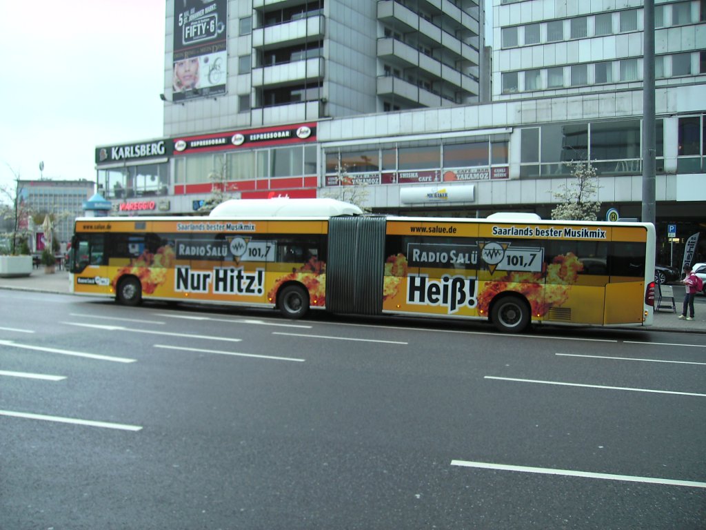 
Dieses Foto zeigt einen der neuen Citaro Gelenkbusse, die so langsam alle mit Werbung ausgestattet sind. Dieser Bus zeigt Werbung des Privaten Radio. Die Aufnahme habe ich am 14.04.2010 in Saarbrcken gemacht. Der Bus trgt Werbung von Radio Sal.





