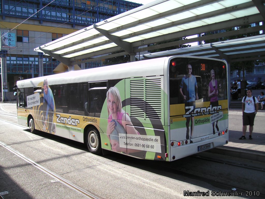 Dieses Foto zeigt einen Solaris Urbino. Der Bus trgt eine neue Werbung von einem Orthopdie Geschft in Saarbrcken- Auch diese Aufnahme habe ich am 16.07.2010 in Saarbrcken gemacht.