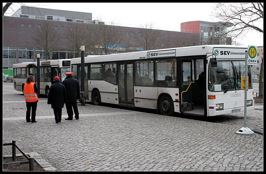 Dieses weie Doppel fuhr im S-Bahnersatzverkehr. Vorne ein Mercedes Benz O 405 N der Fa. Der Tempelhofer, der 2009 von der BVG verkauft wurde (ex BVG 1089, gesehen Hennigsdorf b. Berlin 17.03.2010)