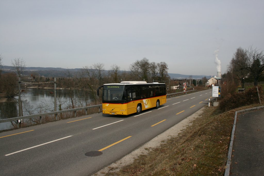 Direkt neben Bahnstrecke und Rhein fhrt die gut ausgebaute Rheintalstrasse durch den Engpass zwischen Schwaderloch und Etzgen. Der Volvo 8700LE von PU Erne ist hier unterwegs Richtung Laufenburg. 18.3.2010. 