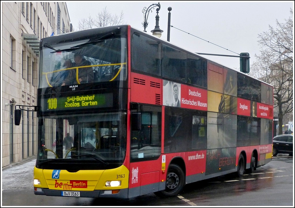 Doppelstockbus auf der Linie 100 in Berlin unterwegs, laut Aussagen eines Reiseleiters werden auf dieser Linie viele Sehenwrdigkeiten angefahren.  23.12.2012