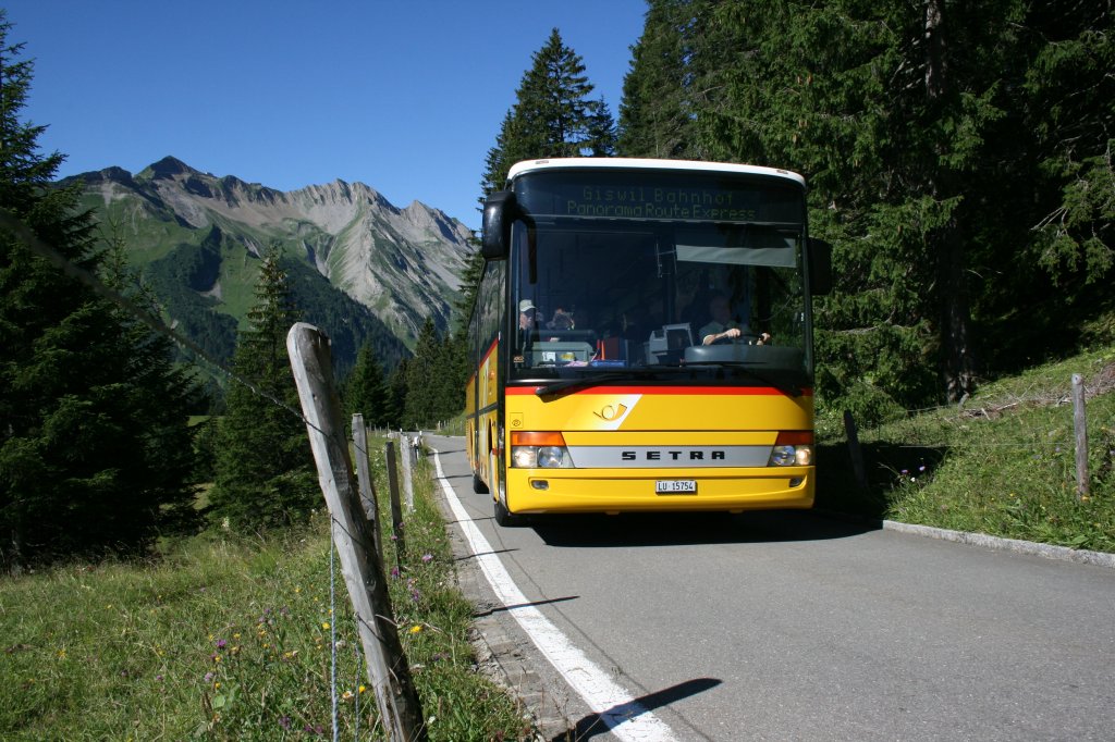 Drei Mal tglich fhrt das Postauto im Sommer ber den Glaubenbielenpass von Srenberg nach Giswil. Normalerweise kommen Setra 313UL von PU Schnider zum Einsatz. Der neueste der drei Wagen, LU 15'754 aus 2004, hat den Aufstieg zur Passhhe fast geschafft, im Hintergrund ist das Brienzer Rothorn zu sehen. 