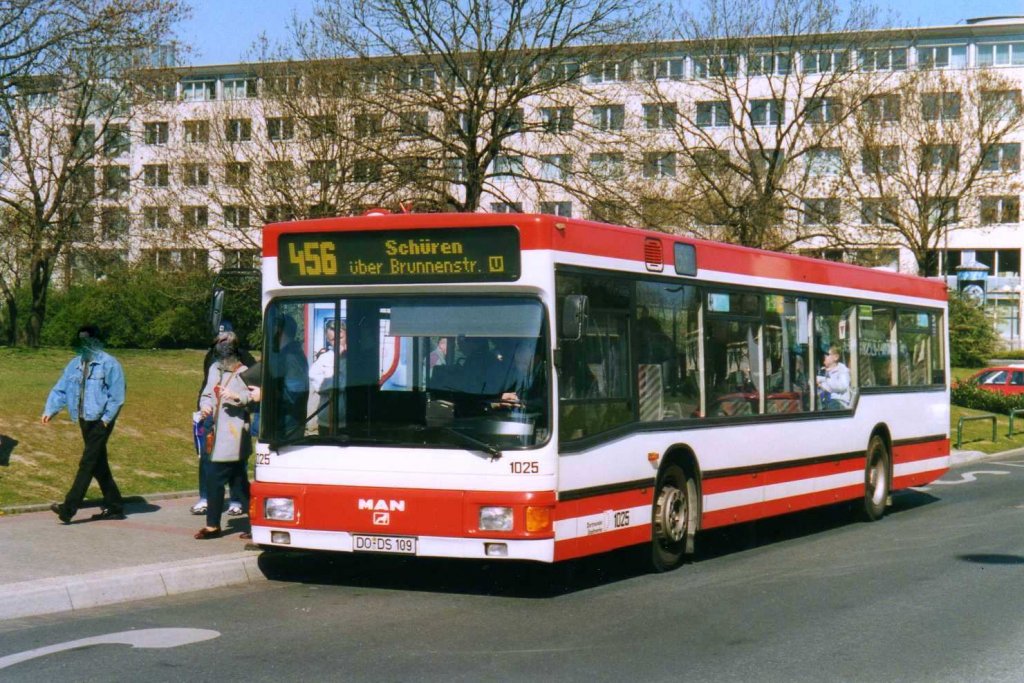DSW 1025, ein MAN NL202, aufgenommen im April 2002 am Hauptbahnhof in Dortmund.