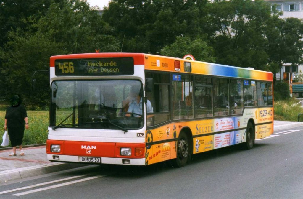 DSW 1028, ein MAN NL202, aufgenommen im Juli 1999 am Hauptbahnhof in Dortmund.