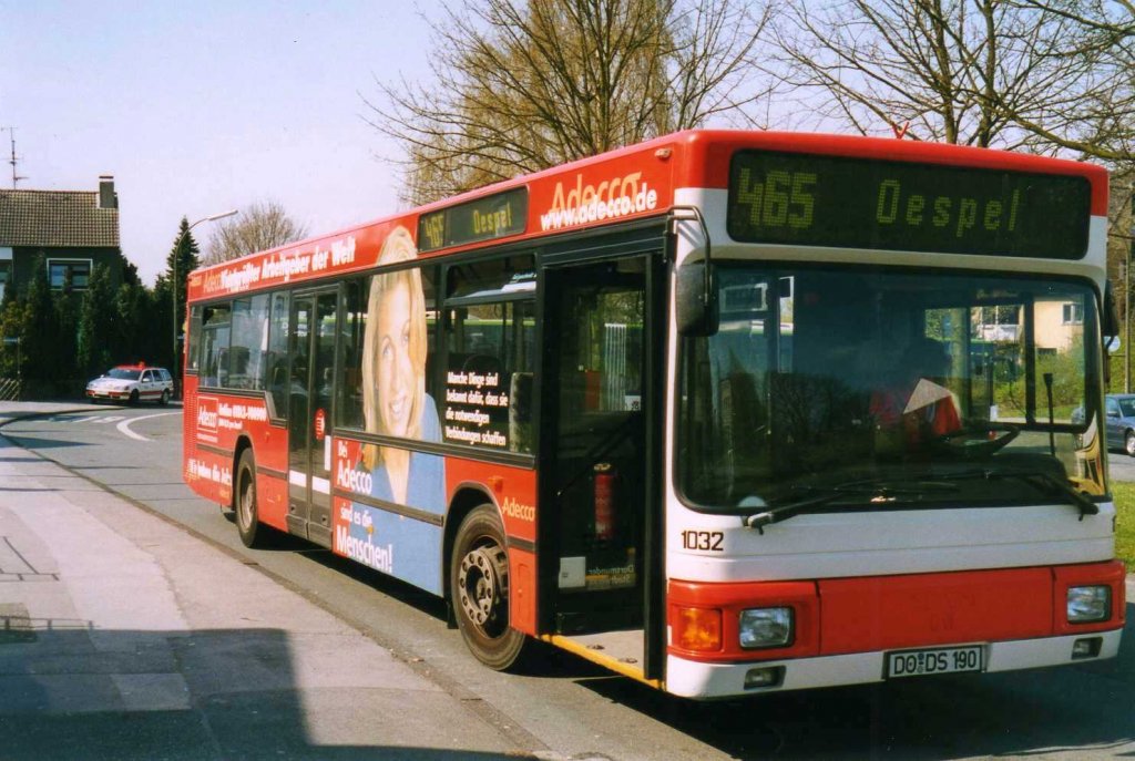 DSW 1032, ein MAN NL202, aufgenommen im April 2002 an der Haltestelle Oespel Schleife in Dortmund.