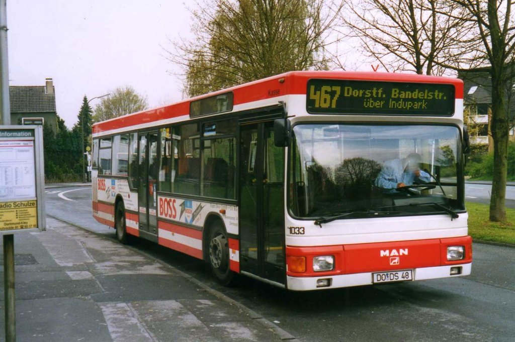 DSW 1033, ein MAN NL202, aufgenommen im April 2002 an der Haltestelle Oespel Schleife in Dortmund.