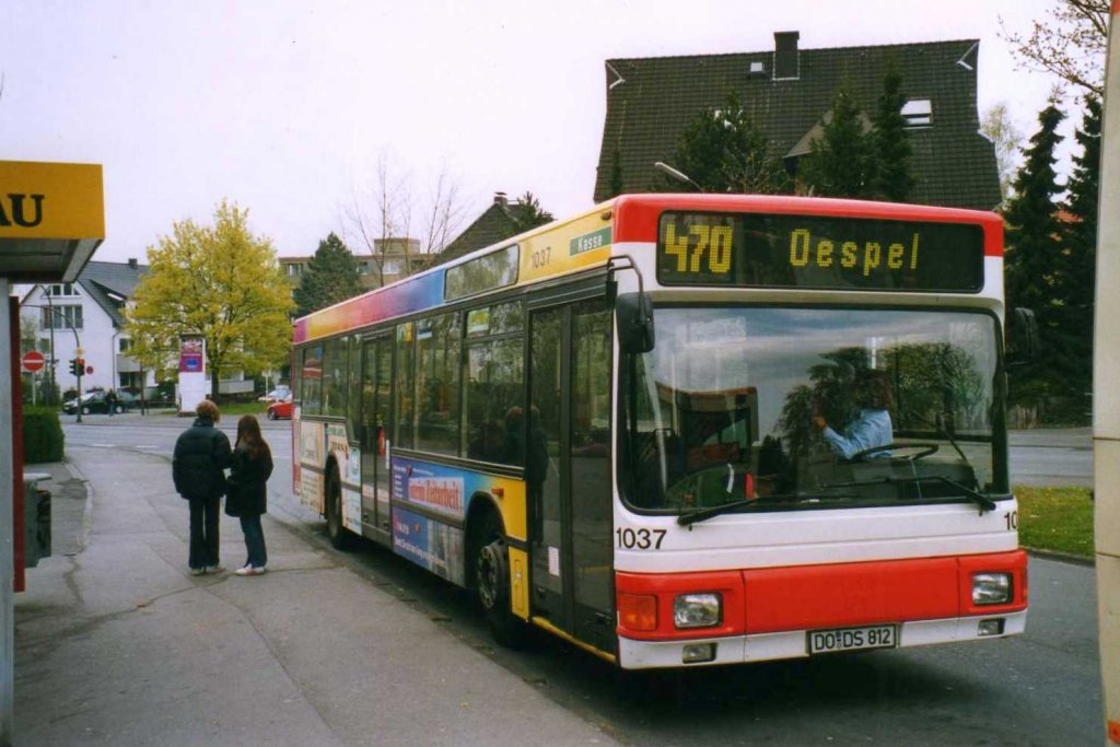 DSW 1037, ein MAN NL202, aufgenommen im April 2002 an der Haltestelle Oespel Schleife in Dortmund.
