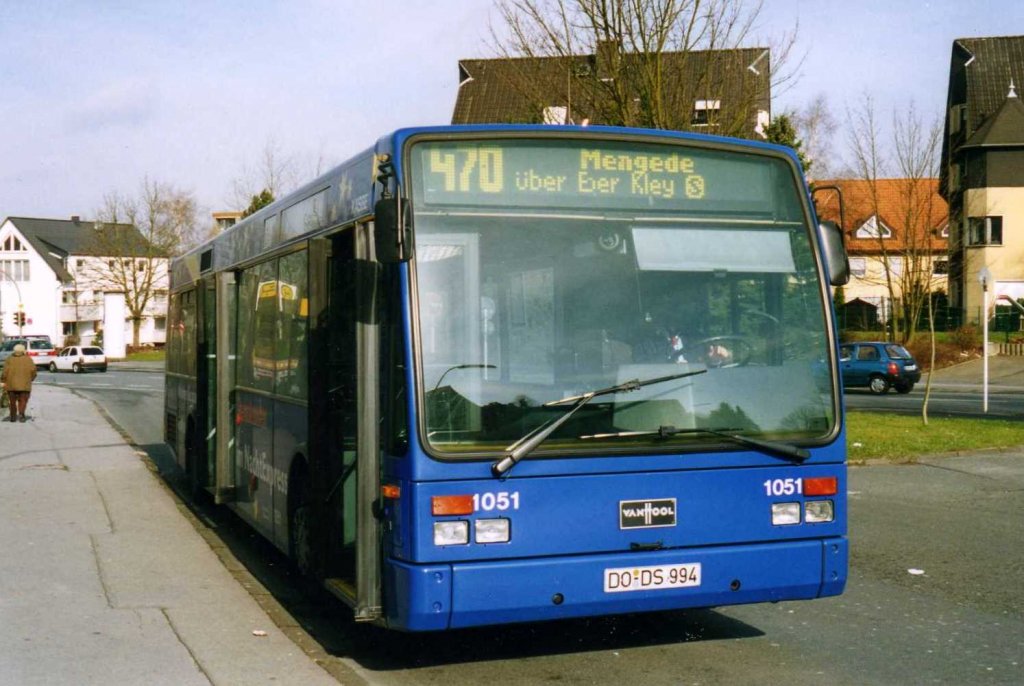 DSW 1051, ein Van Hool A360, aufgenommen im Mrz 2002 an der Haltestelle Oespel Schleife in Dortmund.