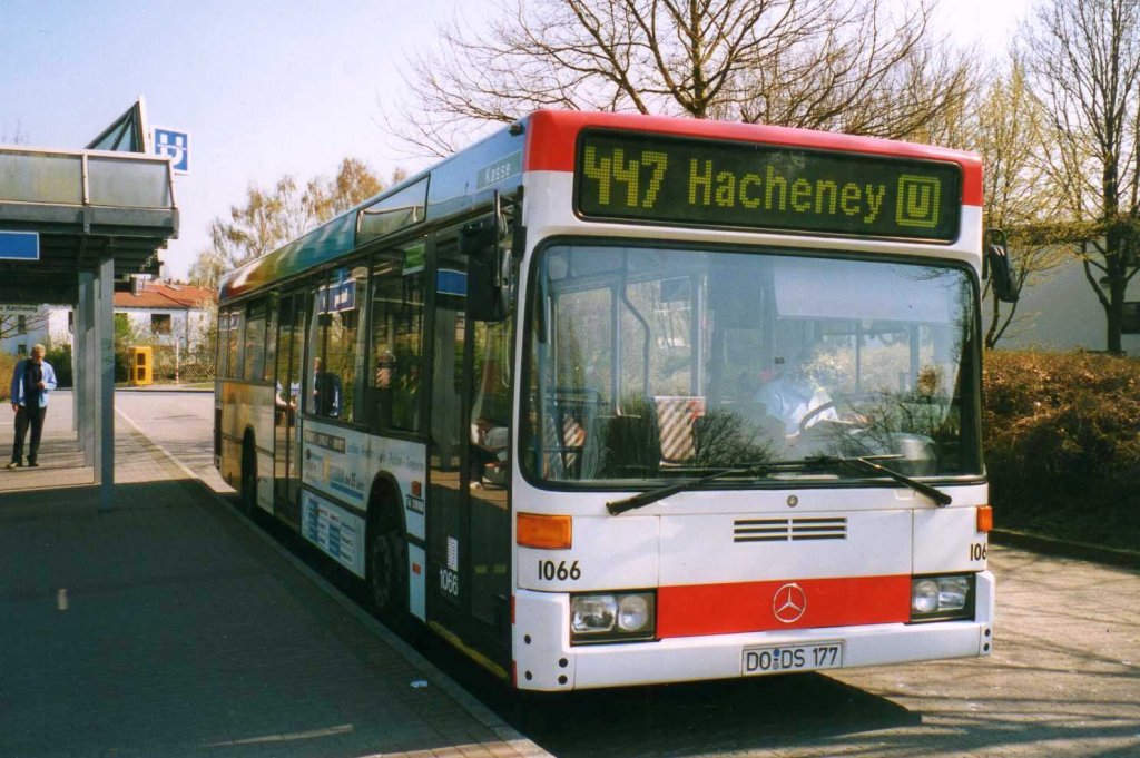 DSW 1066, ein Mercedes O405 N2,aufgenommen im April 2004 an der Haltestelle Hacheney in Dortmund.