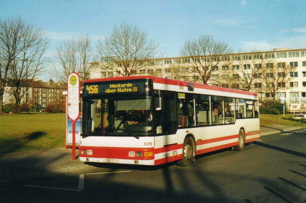 DSW 1075, ein MAN NL223, aufgenommen im Februar 2002 am Dortmunder Hauptbahnhof.