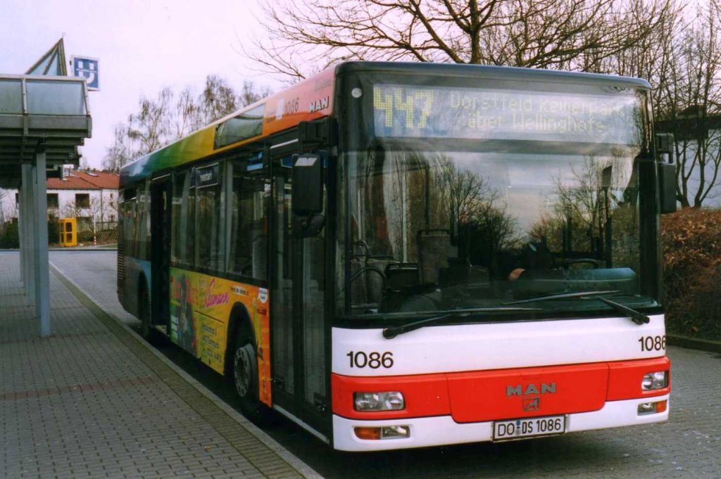 DSW 1086, ein MAN NL223, aufgenommen im Mrz 2002 an der Haltestelle Hacheney in Dortmund.