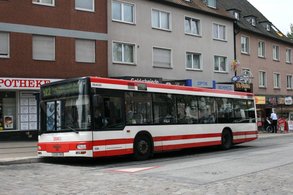 DSW 1088 (DO DS 1088) mit der Linie 422 an der Haltestelle Dortmund Aplerbeck U, 19.6.2010.