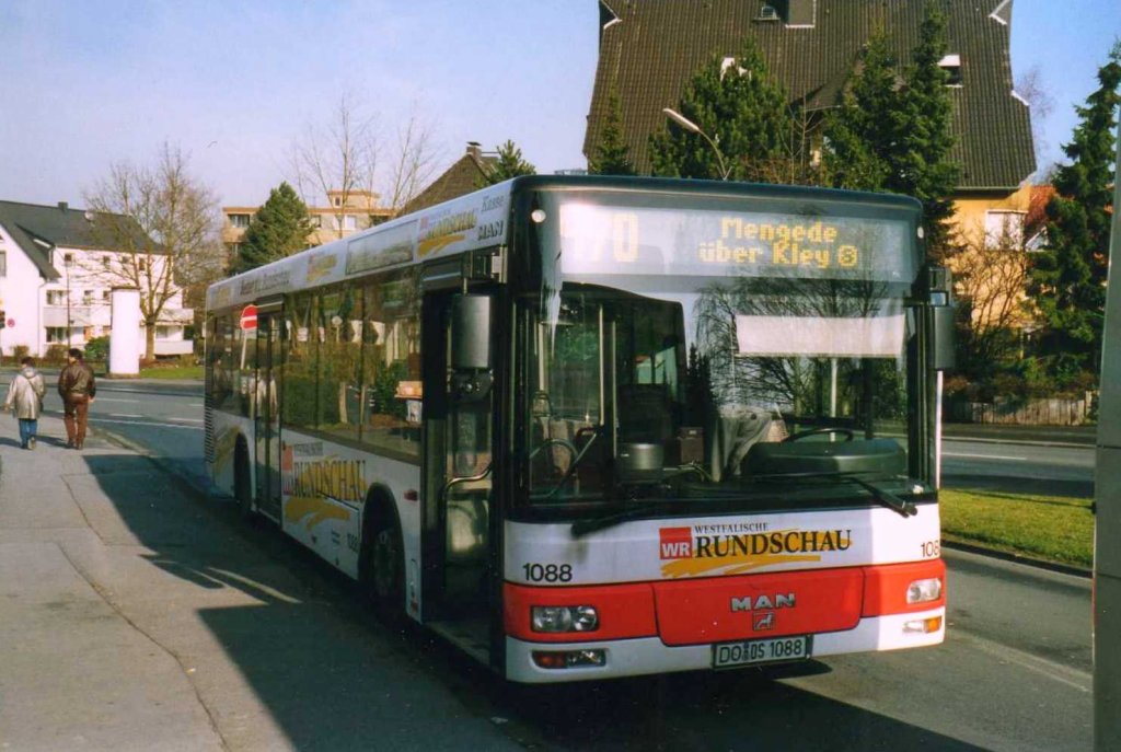 DSW 1088, ein MAN NL223, aufgenommen im Mrz 2002 an der Haltestelle Oespel Schleife in Dortmund.