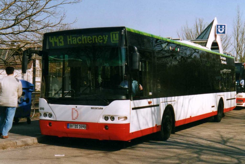 DSW 1090, ein Neoplan Centroliner N4416, aufgenommen im April 2002 an der Haltestelle Hacheney in Dortmund.