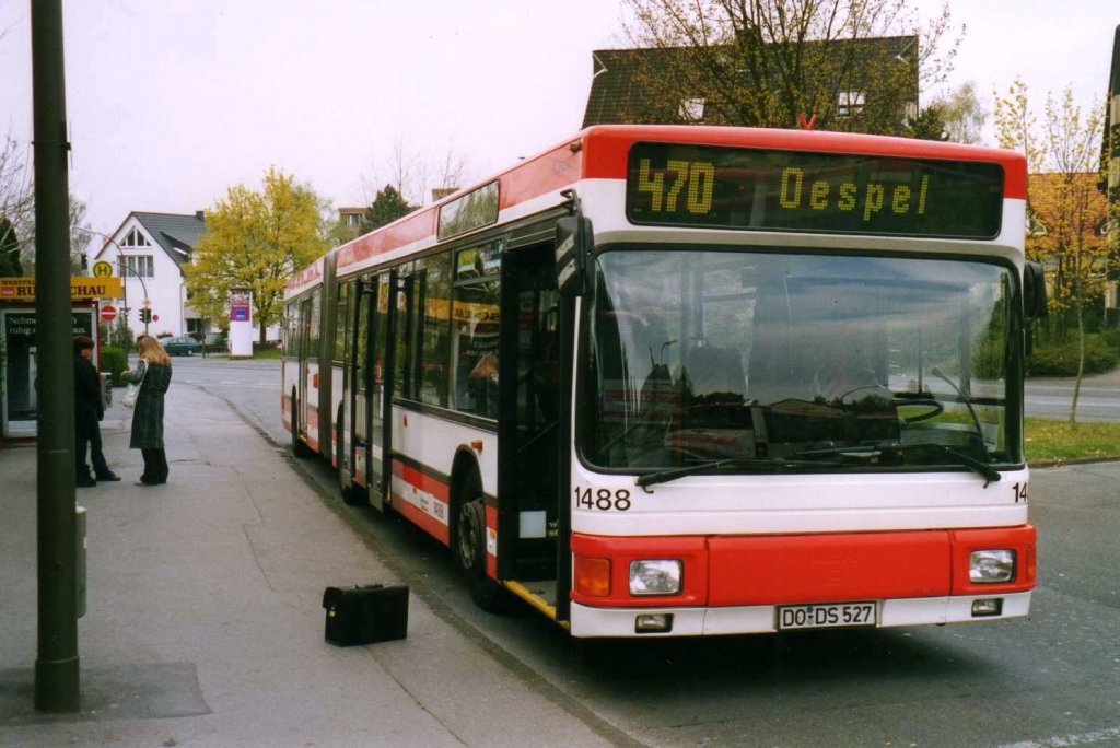 DSW 1488, ein MAN NG 272, aufgenommen im April 2002 an der Haltestelle Oespel Schleife in Dortmund.