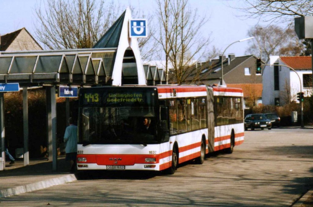DSW 1632, ein MAN NG 263, aufgenommen im Mrz 2002 an der Haltestelle Hacheney in Dortmund.