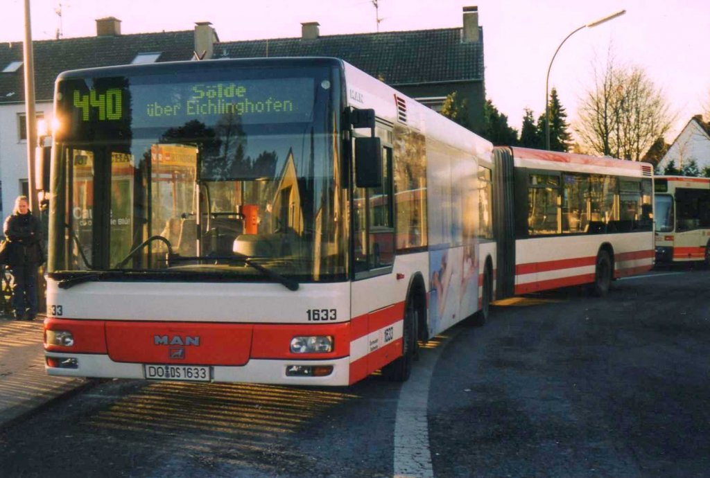 DSW 1633, ein MAN NG 263, aufgenommen im Januar 2002 an der Haltestelle Oespel Schleife in Dortmund.