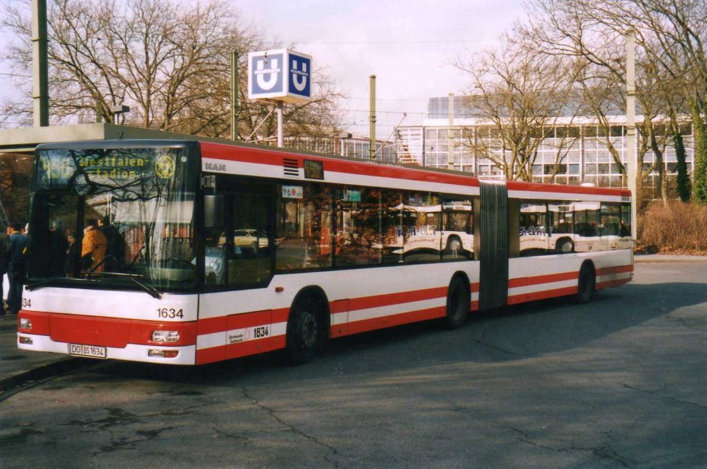 DSW 1634, ein MAN NG 263, aufgenommen im Mrz 2003 an der Haltestelle Westfalenstadion in Dortmund.