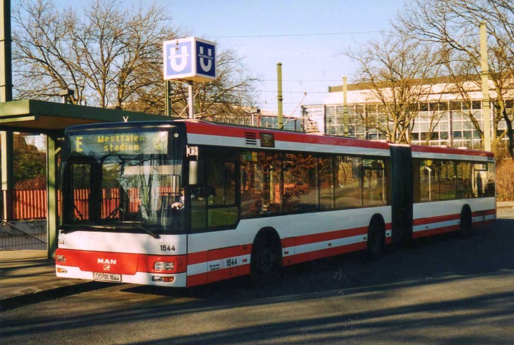 DSW 1644, ein MAN NG 313, aufgenommen im Februar 2002 an der Haltestelle Westfalenstadion in Dortmund.