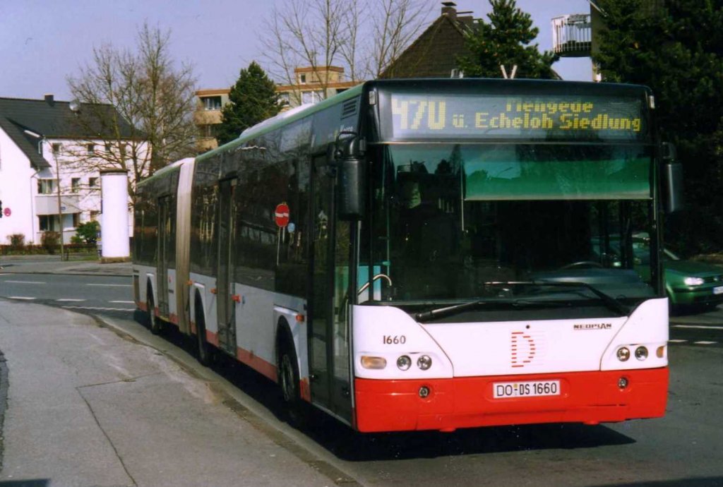 DSW 1660, ein Neoplan Centroliner N4421, aufgenommen im Mrz 2002 an der Haltestelle Oespel Schleife in Dortmund.