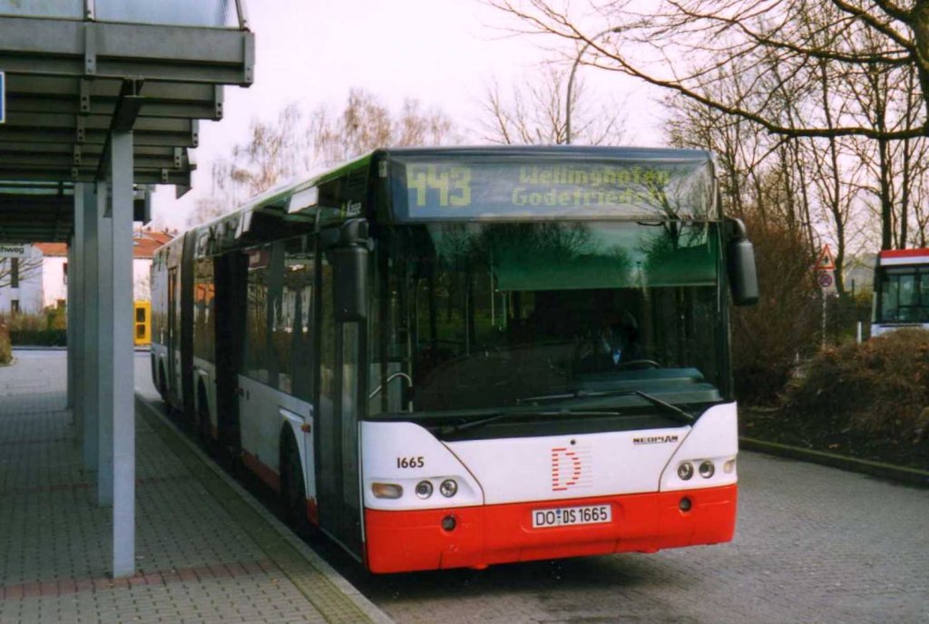 DSW 1665, ein Neoplan Centroliner N4421, aufgenommen im Mrz 2002 an der Haltestelle Hacheney in Dortmund.