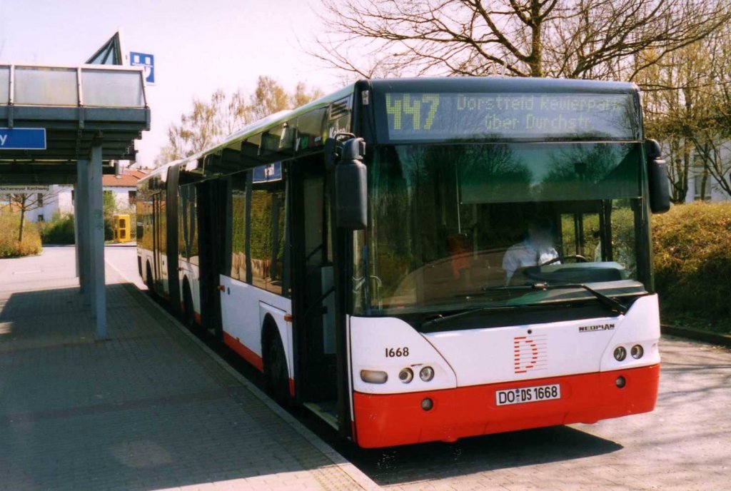 DSW 1668, ein Neoplan Centroliner N4421, aufgenommen im April 2002 an der Haltestelle Hacheney in Dortmund.