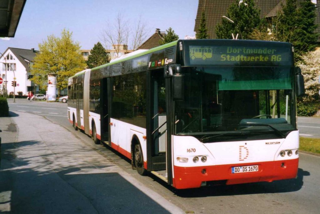 DSW 1670, ein Neoplan Centroliner N4421, aufgenommen im April 2002 an der Haltestelle Oespel Schleife in Dortmund.